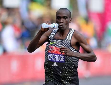 Kipchoge smashes London Marathon record