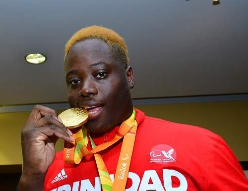 Stewart grabs another gold with world record throw