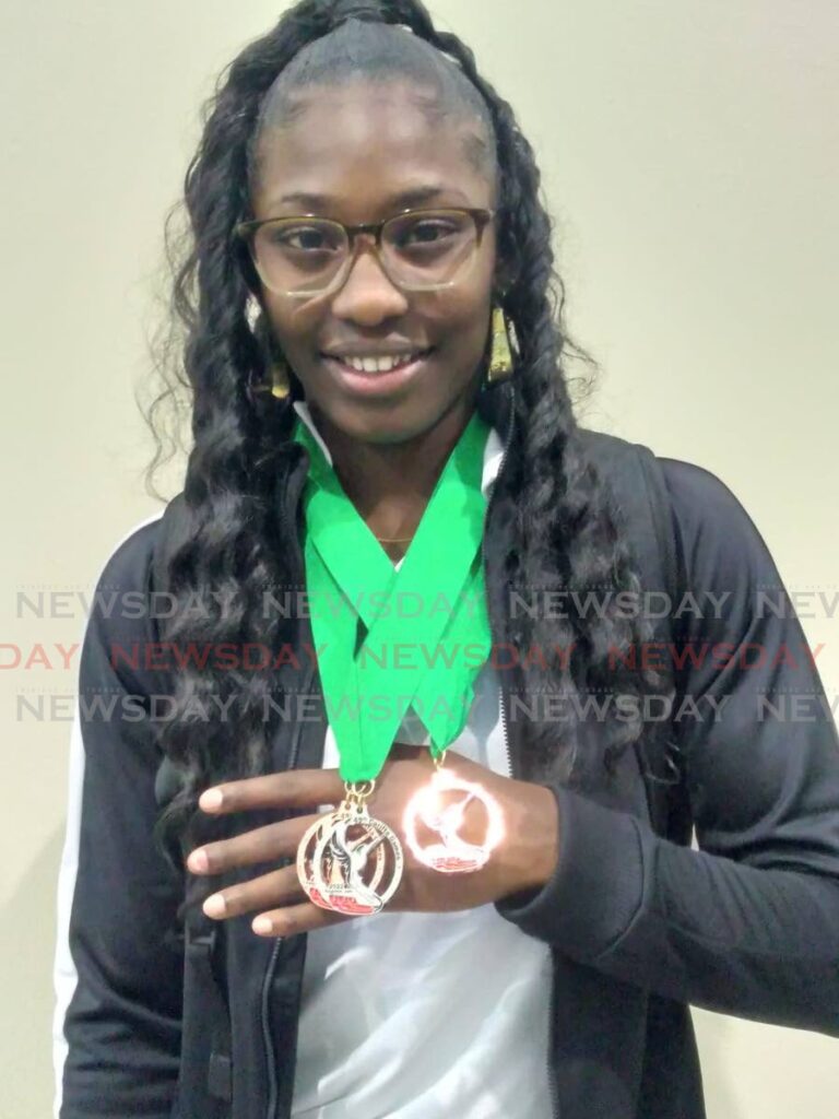 CARIFTA Games Kingston JAM : Shaniqua Bascombe U20 200m Silver, 100m and 4x100m Bronze